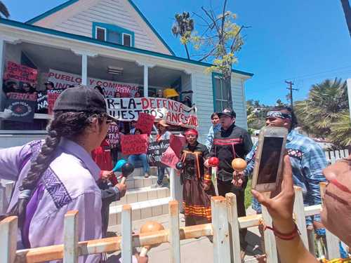 Integrantes de las etnias yumana, kumiai, cucapá, kiliwa y cochimí se manifestaron en mayo pasado frente a las oficinas del INAH en Ensenada, para exigir respeto a los entierros de sus ancestros.