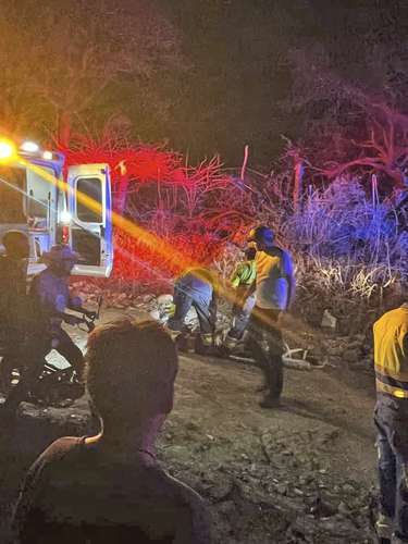 Un ataque con explosivos contra elementos de la fiscalía de Jalisco y policías de Tlajomulco de Zúñiga dejó anoche un saldo de al menos tres muertos y una decena de lesionados. Servicios de emergencia acudieron para auxiliar a los heridos.