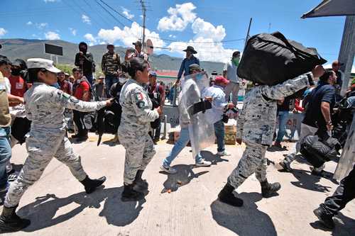Tras una reunión con autoridades de Guerrero, los comisarios municipales de Atlixtac, Quechultenango, Acatepec y Mochitlán liberaron ayer a 13 servidores públicos retenidos el lunes por la tarde y retiraron el bloqueo del Parador del Marqués.