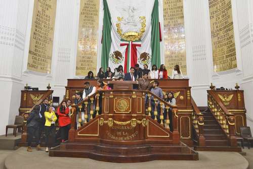 Integrantes del Parlamento Juvenil tomaron la tribuna en protesta por la falta de acuerdos y la rotación de la presidencia de la mesa directiva, por lo cual la sesión estuvo a punto de ser suspendida.