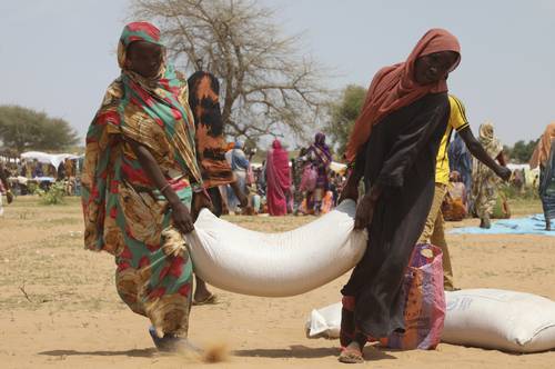 El conflicto en Sudán ha expulsado a más de 3.1 millones de personas de sus hogares, incluidos unos 700 mil que huyeron a países vecinos como Chad (imagen), indicó ayer la ONU, mientras crecen los temores de que el país caiga en una guerra civil total. El caos se inició en abril pasado cuando estallaron combates entre el ejército y un grupo paramilitar.