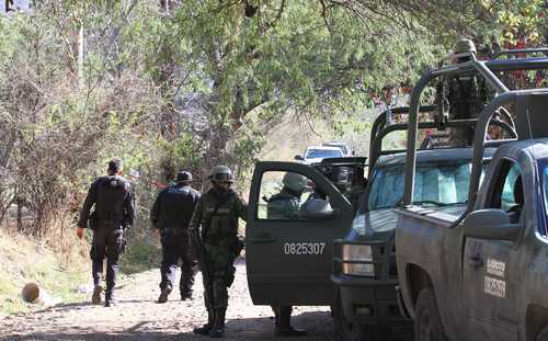 Elementos del Ejército y agentes estatales de Jalisco vigilan caminos del centro del municipio de Tlajomulco de Zúñiga, donde el martes por la noche estallaron siete artefactos explosivos, lo que causó la muerte de cuatro uniformados y dos civiles, y dejó 14 personas lesionadas.