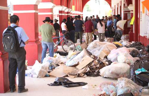 En protesta por la falta de atención del alcalde Rigoberto Chacón a los problemas del servicio de recolección de basura, habitantes del municipio de Villa de Zaachila, Oaxaca, arrojaron ayer bolsas con desperdicios frente al ayuntamiento y en otros tres puntos de la demarcación.