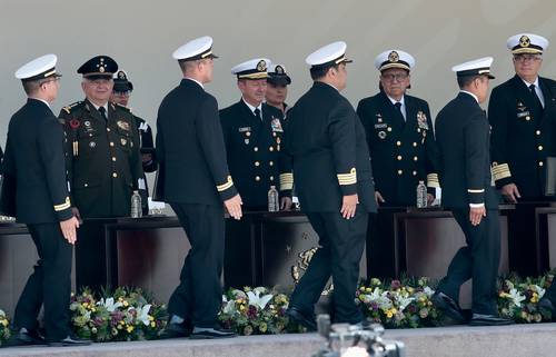 Los integrantes de la Armada de México no aspiran a ningún privilegio ni cargo de poder, afirmó el titular de la Secretaría de Marina (al centro), Rafael Ojeda Durán, al encabezar la graduación de 299 alumnos del Centro de Estudios Navales.