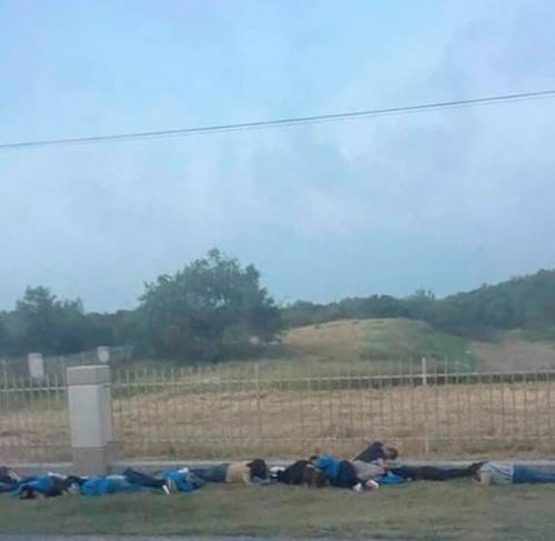 Trabajadores del Parque Industrial Reynosa se tiraron al suelo a un costado de la autopista Reynosa-Río Bravo a la altura del ejido Palo Blanco, al quedar en medio del tiroteo. No hubo reporte de heridos o muertos.