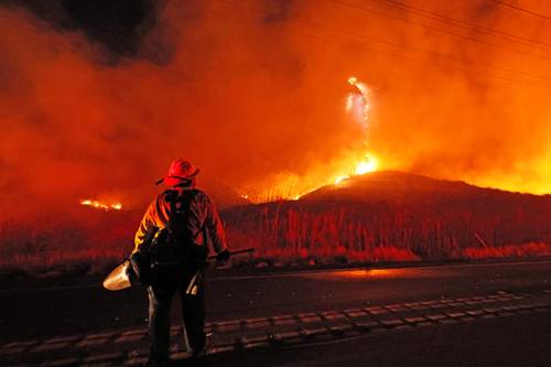  En la imagen, uno de los incendios sin control que sufre el condado de Riverside, California.