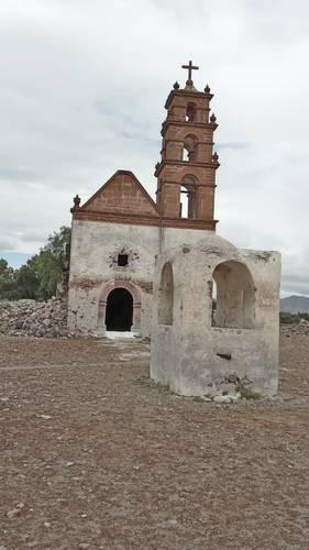 El templo ubicado en el terreno de la presa Vicente Aguirre, en Alfajayucan, está dedicado a San Antonio de Padua y quedó cubierto por las aguas cuando el embalse se inauguró, en 1950.