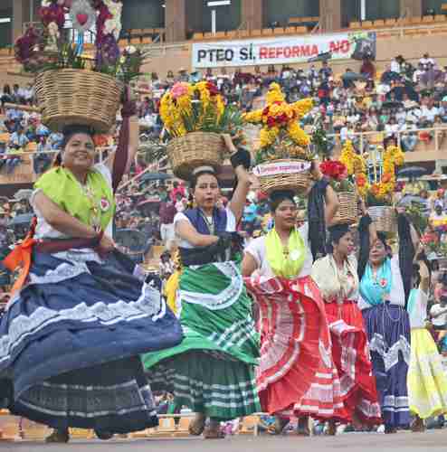 La Guelaguetza Popular contó con la participación de 18 delegaciones provenientes de las ocho regiones de Oaxaca, que presentaron sus bailes tradicionales, entre ellos el Jarabe del Valle, ante cientos de asistentes en el estadio del Instituto Tecnológico de Oaxaca.