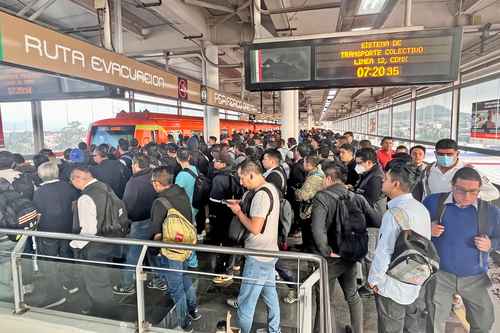 Cientos de personas se movilizaron ayer por la línea 12 del Metro tras la reapertura de cinco estaciones, de Periférico Oriente a Culhuacán. En esta imagen, el andén en la primera la mañana de ayer.