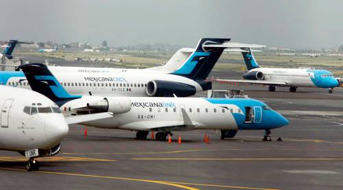 En imagen del agosto de 2010, naves con logo de Mexicana Click y Mexicana Link en el aeropuerto internacional de la Ciudad de México.