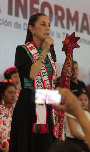 Claudia Sheinbaum recibió en San Luis Potosí el bastón de mando por parte de las autoridades indígenas téneks.