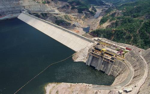 La energía “limpia” todavía es menor a la que se genera con combustibles fósiles. Imagen de la hidroelectrica Aguamilpa, en Nayarit.