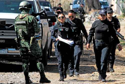 Elementos del Ejército y policías estatales de Jalisco resguardan la zona donde estallaron siete minas antipersonales en el municipio de Tlajomulco de Zúñiga. En las explosiones fallecieron cuatro uniformados, dos civiles y 14 personas resultaron lesionadas.