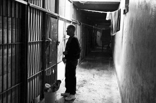 Imagen de 2004 de un interno del penal de Santa Martha repartiendo comida.