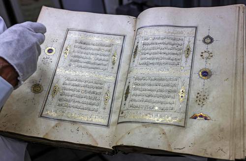 El palestino Khader Salameh muestra una copia dorada del Corán del siglo XVI que se encuentra en la biblioteca Khalidi, ubicada en la Ciudad Vieja de Jerusalén.