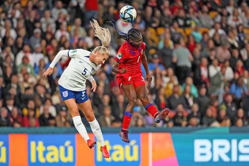 La británica Alex Greenwood y la haitiana Louis Batcheba durante el cerrado partido que ofrecieron ayer en estadio de Brisbane, en Australia.