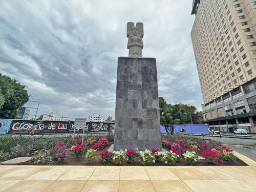 La copia de la Joven de Amajac, escultura hallada en el municipio de Álamo, Veracruz, fue develada por autoridades de la Ciudad de México y de aquel estado en Paseo de la Reforma, a un costado de la ex glorieta de Colón.