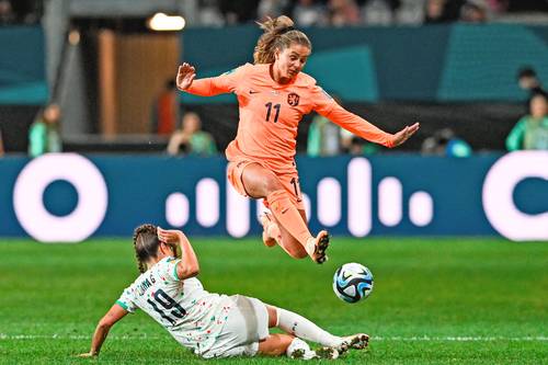 La neerlandesa Lieke Martens supera en una descolgada a la jugadora de Portugal Diana Gomes.