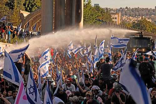 La policía israelí dispersó con chorros de agua maloliente una protesta afuera del Parlamento, ayer en Jerusalén.
