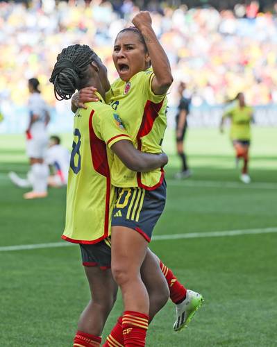 Linda Caicedo (8) celebra con Leicy Santos su primer gol en un Mundial, torneo en el que ayer debutó representando a Colombia a sus 18 años.