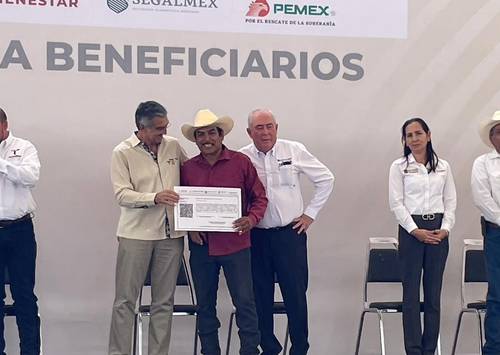 El gobernador de Tamaulipas, Américo Villarreal, y el titular de Segalmex, Leonel Cota, durante la entrega de fertilizantes a agricultores de la región.