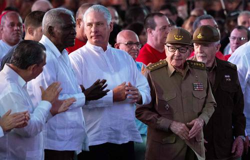 El presidente cubano, Miguel Díaz-Canel (al centro), el ex mandatario Raúl Castro y el comandante Ramiro Valdés (a la derecha), ayer en la ceremonia que se realizó en Santiago.