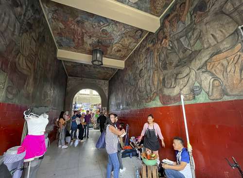 El lugar, con 90 años, tiene murales de reconocidos personajes, algunos discípulos de Diego Rivera, y que están protegidos al ser patrimonio artístico.