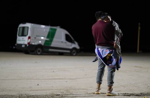Un ciudadano colombiano espera para solicitar asilo luego de cruzar la frontera de México el 11 de julio pasado.