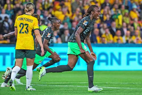 Ifeoma Onumonu, de Nigeria, a la derecha, celebra después de que su compañera de equipo Uchenna Kanu, al fondo, anotara el primer gol de su equipo en la victoria 3-2 sobre las Matildas en el Mundial Femenil 2023.