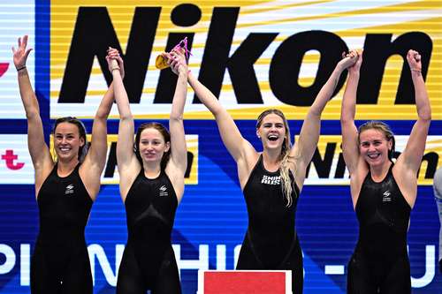 El equipo australiano integrado por Brianna Throssell, Mollie O’Callaghan, Shayna Jack y Ariarne Titmus celebra su proeza de ayer en Fukuoka.