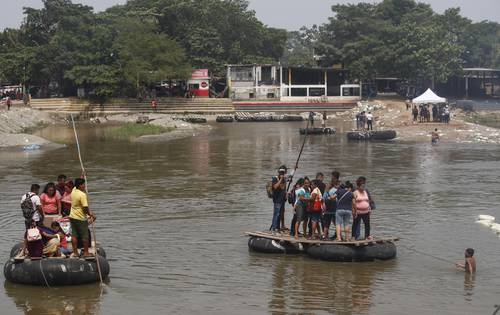 Muchos centroamericanos cruzan en balsas artesanales el río Suchiate. La imagen, de mayo pasado.