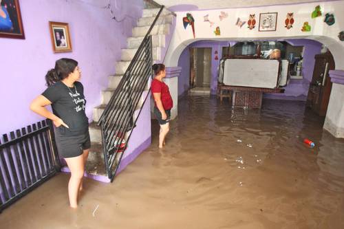 Mobiliario y enseres domésticos quedaron inservibles en una casa de la colonia Ojo de Agua, en Tlaquepaque, Jalisco, debido a las lluvias.