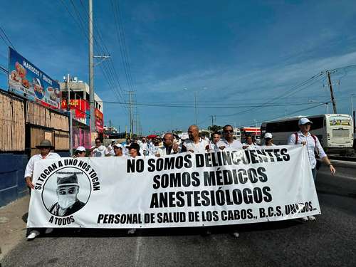Más de 200 galenos se manifestaron ayer con mantas y pancartas en Cabo San Lucas, Baja California Sur, en respaldo al anestesiólogo Gustavo Aguirre Castro, y exigieron a las autoridades “actuar con apego a la ley y sin criminalizar el acto médico”.