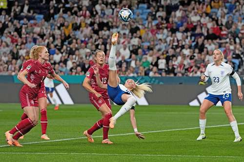 La inglesa Chloe Kelly intenta un espectacular remate de chilena, ayer durante el encuentro en el que Inglaterra derrotó 1-0 a Dinamarca.