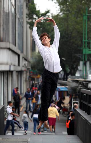  Martí Gutiérrez irrumpió en la cotidianidad de los transeúntes de la Ciudad de México con la gracia de sus saltos.