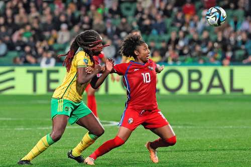 La defensora jamaicana Vyan Sampson intenta evitar que la panameña Marta Cox, quien milita con las Tuzas de Pachuca, controle el balón en la histórica victoria por 1-0 de las Reggae Girlz.