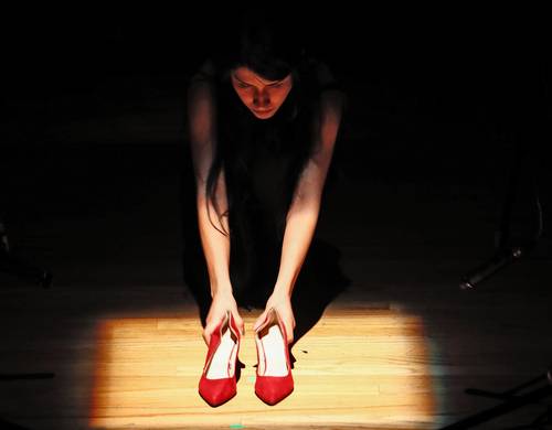 Carmen Maldonado utilizó un par de zapatos en la obra Cinderella, de Mayke Nas.