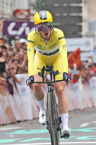 Con el maillot amarillo de líder general, Vollering cruza la meta de la octava etapa de la carrera ciclista, con salida y llegada en Pau, al suroeste de Francia.