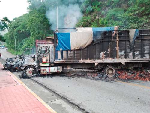Presuntos criminales que se disputan la región fronteriza de Chiapas con Guatemala incendiaron la madrugada del lunes camiones en el tramo carretero Motozintla-Frontera Comalapa.