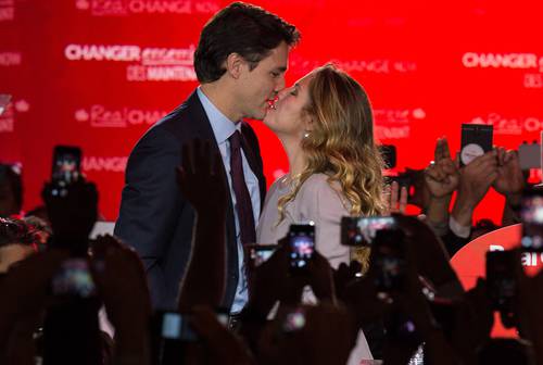El primer ministro canadiense, Justin Trudeau, y su esposa, Sophie, informaron ayer de su separación, en un anuncio que marca el final de un matrimonio que duró 18 años. El gobernante, de 51 años, y su pareja, de 48 (ambos en imagen de 2015), se casaron en mayo de 2005 y tienen tres hijos.