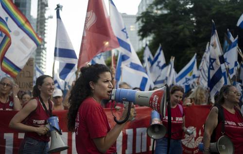 Miles de israelíes se manifestaron ayer en Tel Aviv contra la reciente aprobación de la reforma judicial, que anula la denominada “cláusula de sensatez”, que a su vez habilitaba a los tribunales a eliminar una decisión del gobierno si consideraba que iba en contra del sistema democrático. Las marchas, que han sido lideradas por dos ex ministros de Justicia, Tzipi Livni y Avi Nissenkorn, el ex presidente del Tribunal Supremo Yoram Danziger, el jefe interino de la Asociación de Abogados de Israel, Amit Becher, y otros jueces retirados, pasaron por el distrito judicial de la ciudad hasta llegar a los edificios gubernamentales. “Nosotros ya hemos ganado, porque ningún gobierno puede usar la ley o alguna decisión para derrotar a una nación. No importa que ésta sea aprobada. Este miserable gobierno pronto colapsará y todas las leyes que aprueben contra la democracia serán revocadas... Toda la charla sobre la unidad (de los israelíes) está vacía”, ha consignado Nissenkorn ante los manifestantes, según el diario Haaretz. El Tribunal Supremo de Israel anunció que convocará un panel de 15 jueces por primera vez en su historia para escuchar quejas sobre la polémica reforma.