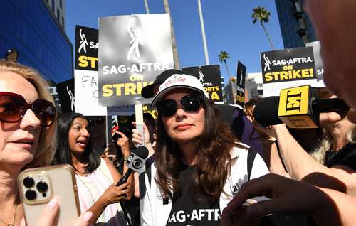La actriz Fran Drescher, dirigente del sindicato de actores, se une a la manifestación frente a las firmas de streaming.
