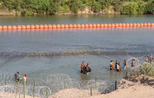 El gobierno texano señaló que una de las víctimas se ahogó río arriba de la barrera y luego flotó hacia las boyas.