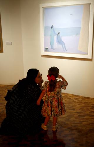  Dos visitantes del MAM observan una de las pinturas que forman parte de la exposición.