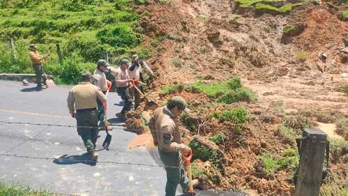 Personal de Protección Civil de Veracruz despejó ayer varios caminos de la cabecera municipal de Zongolica, la cual resultó destruida por un deslizamiento de tierra debido a las fuertes precipitaciones pluviales.