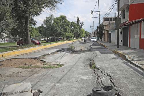 Socavón en la calle 321 de la colonia El Coyol, donde desde enero pasado el alcalde Francisco Chíguil se comprometió a resolver el problema que afecta tres cuadras, señalaron vecinos.