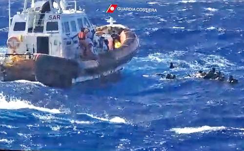 Operación de rescate en el sur de la isla de Lampedusa, en la cual se salvó la vida de 57 migrantes y se recuperaron los cuerpos de una mujer y un menor a bordo de una precaria embarcación en el Mediterráneo.