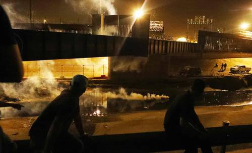 Agentes fronterizos usaron gas lacrimógeno para dispersar a los indocumentados en el paso de Puente Negro, Chihuahua.