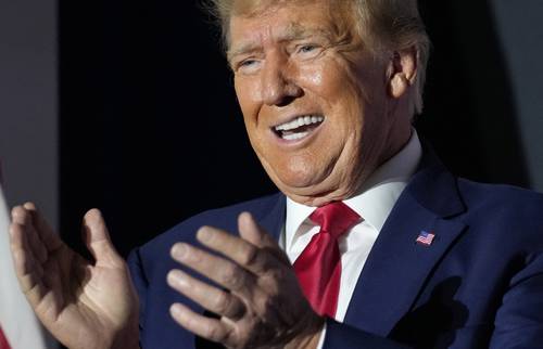 El ex presidente Donald Trump, ayer en Nueva Hampshire, en un acto de campaña en busca de la candidatura republicana a la presidencia de EU en 2024.