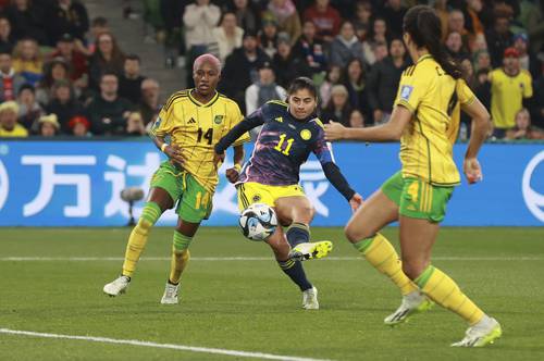 La colombiana Catalina Usme (centro) anotó el gol con el que las sudamericanas eliminaron por 1-0 a Jamaica. Fue el único tanto que recibieron las Reggae Girlz en el Mundial.